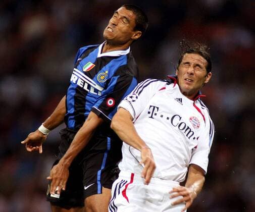 Ivan Cordoba (Inter, li.) gegen Claudio Pizarro (Bayern) -  Fußball EC 1 Herren Champions League 2006 2007, FC Internazionale Mailand - FC Bayern München Gruppe Mailand Dynamik, Fußball EC 1 Herren Champions League 2006 2007, FC Internazionale Mailand - FC Bayern München Gruppe Mailand Dynamik,