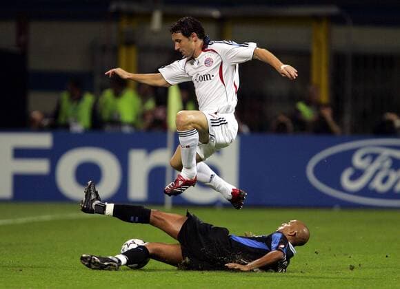 Mark van Bommel (Bayern, oben) springt über den heranrauschenden Olivier Dacourt (Inter) Fußball EC 1 Herren Champions League 2006 2007, FC Internazionale Mailand - FC Bayern München Gruppe Mailand Dynamik, Kampf, Überlegenheit Fußball EC 1 Herren Champions League 2006 2007, FC Internazionale Mailand - FC Bayern München Gruppe Mailand Dynamik, Kampf, Überlegenheit