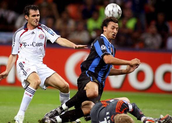 Zlatan Ibrahimovic (Inter, Mitte) scheitert an Torwart Oliver Kahn (re.), dahinter Willy Sagnol (beide Bayern) -  Fußball EC 1 Herren Champions League 2006 2007, FC Internazionale Mailand - FC Bayern München Gruppe Mailand Dynamik, Fußball EC 1 Herren Champions League 2006 2007, FC Internazionale Mailand - FC Bayern München Gruppe Mailand Dynamik,