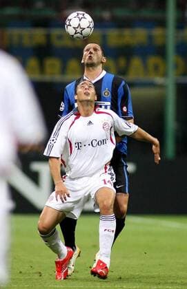 Claudio Pizarro (Bayern, vorn) gegen Marco Materazzi (Inter) -  Fußball EC 1 Herren Champions League 2006 2007, FC Internazionale Mailand - FC Bayern München Gruppe Mailand Dynamik, Fußball EC 1 Herren Champions League 2006 2007, FC Internazionale Mailand - FC Bayern München Gruppe Mailand Dynamik,