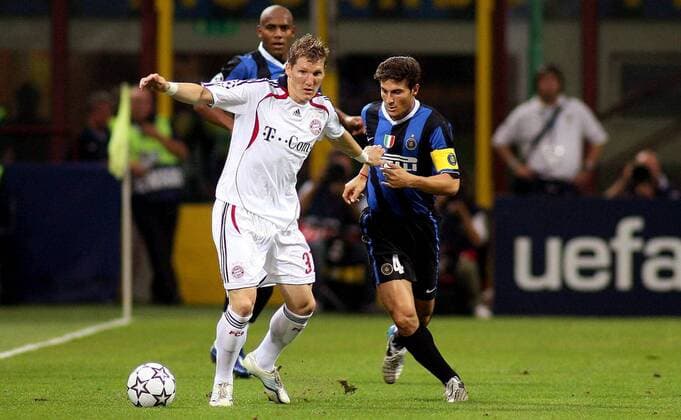 Bastian Schweinsteiger (Bayern, li.) gegen Javier Zanetti (Inter) -  Fußball EC 1 Herren Champions League 2006 2007, FC Internazionale Mailand - FC Bayern München Gruppe Mailand Dynamik, Fußball EC 1 Herren Champions League 2006 2007, FC Internazionale Mailand - FC Bayern München Gruppe Mailand Dynamik,