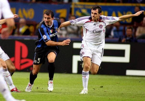 Willy Sagnol (Bayern, re.) gegen Dejan Stankovic (Inter) -  Fußball EC 1 Herren Champions League 2006 2007, FC Internazionale Mailand - FC Bayern München Gruppe Mailand Dynamik, Fußball EC 1 Herren Champions League 2006 2007, FC Internazionale Mailand - FC Bayern München Gruppe Mailand Dynamik,