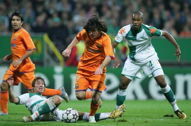 Lionel Messi (FC Barcelona, Mitte) gegen Christian Schulz (li.) und Naldo (beide Bremen) Fußball EC 1 Herren Champions League 2006 2007, SV Werder Bremen - FC Barcelona 1:1, Barca Gruppe Bremen Dynamik, Kampf, Fußball EC 1 Herren Champions League 2006 2007, SV Werder Bremen - FC Barcelona 1:1, Barca Gruppe Bremen Dynamik, Kampf,