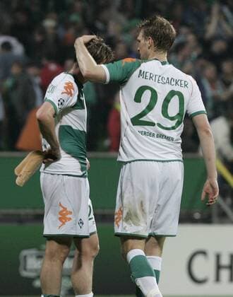 Per Mertesacker (re.) tröstet Tim Borowski (beide Bremen) Fußball EC 1 Herren Champions League 2006 2007, SV Werder Bremen Gruppe Bremen Enttäuschung, Kameradschaft, Fußball EC 1 Herren Champions League 2006 2007, SV Werder Bremen Gruppe Bremen Enttäuschung, Kameradschaft,