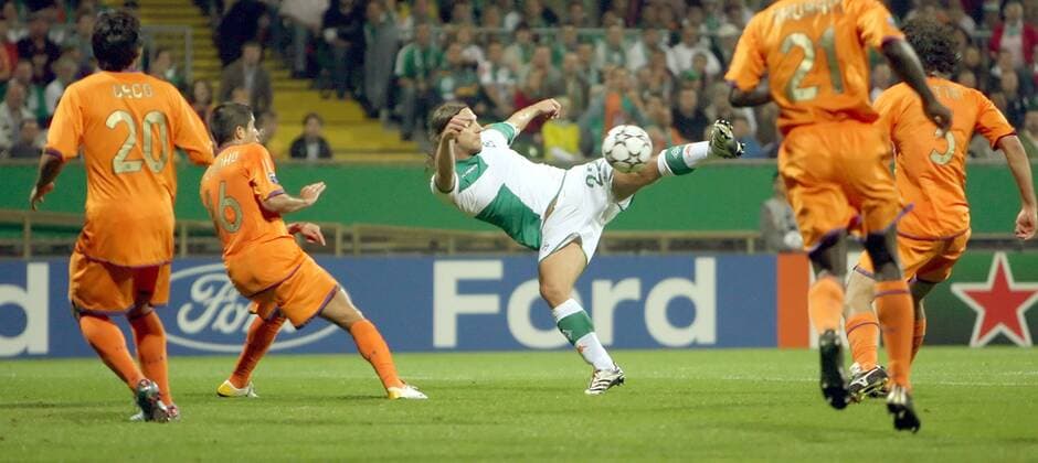 Torsten Frings (Bremen, Mitte) zieht ab Fußball EC 1 Herren Champions League 2006 2007, SV Werder Bremen - FC Barcelona 1:1, Barca Einzelbild Bremen Fußball EC 1 Herren Champions League 2006 2007, SV Werder Bremen - FC Barcelona 1:1, Barca Einzelbild Bremen
