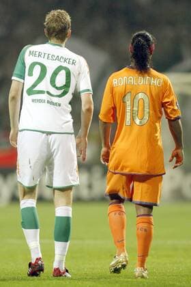 Per Mertesacker (Bremen, li.) neben Ronaldinho (FC Barcelona) Fußball EC 1 Herren Champions League 2006 2007, SV Werder Bremen - FC Barcelona 1:1, Barca Gruppe Bremen Fußball EC 1 Herren Champions League 2006 2007, SV Werder Bremen - FC Barcelona 1:1, Barca Gruppe Bremen