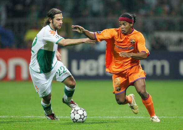 Ronaldinho (FC Barcelona, re.) gegen Torsten Frings (Bremen) Fußball EC 1 Herren Champions League 2006 2007, SV Werder Bremen - FC Barcelona 1:1, Barca Gruppe Bremen Dynamik, Fußball EC 1 Herren Champions League 2006 2007, SV Werder Bremen - FC Barcelona 1:1, Barca Gruppe Bremen Dynamik,
