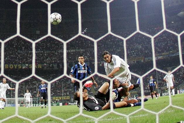 Claudio Pizarro (Bayern, re.) erzielt das 1:0 gegen Torwart Cesar und Grosso, Ivan Cordoba (alle Inter) kann nicht eingreifen -  Fußball EC 1 Herren Champions League 2006 2007, FC Internazionale Mailand - FC Bayern München 0:2 Totale Mailand Dynamik, Kampf, Fußball EC 1 Herren Champions League 2006 2007, FC Internazionale Mailand - FC Bayern München 0:2 Totale Mailand Dynamik, Kampf,