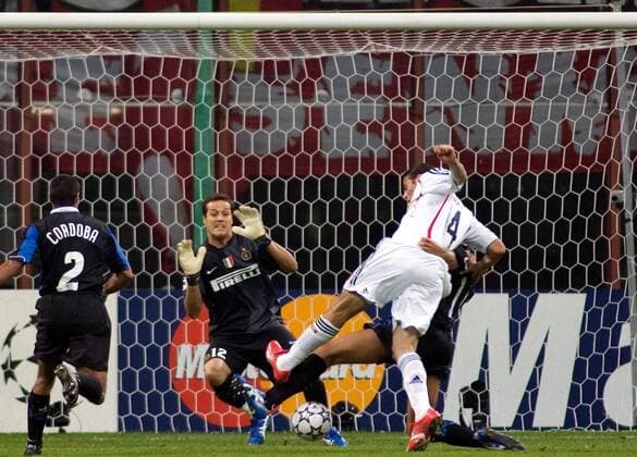 Claudio Pizarro (Bayern, re.) erzielt gegen Torwart Julio Cesar (Inter) das 1:0 -  Fußball EC 1 Herren Champions League 2006 2007, FC Internazionale Mailand - FC Bayern München 0:2 Gruppe Mailand Dynamik, Fußball EC 1 Herren Champions League 2006 2007, FC Internazionale Mailand - FC Bayern München 0:2 Gruppe Mailand Dynamik,