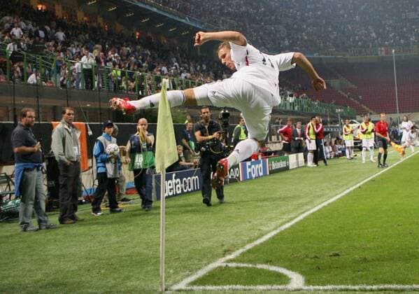 Lukas Podolski (Bayern) - Torjubel mit Kung Fu Einlage -  Fußball EC 1 Herren Champions League 2006 2007, FC Bayern München Einzelbild Mailand Dynamik, Freude, Begeisterung, Fußball EC 1 Herren Champions League 2006 2007, FC Bayern München Einzelbild Mailand Dynamik, Freude, Begeisterung,