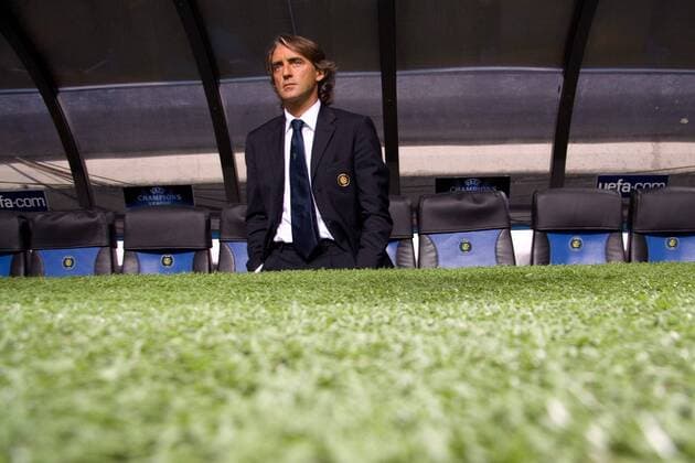 Trainer Roberto Mancini (Inter) sucht vergeblich nach Rückendeckung auf der Bank Fußball EC 1 Herren Champions League 2006 2007, FC Internazionale Mailand Einzelbild Mailand Enttäuschung, Nachdenklichkeit Fußball EC 1 Herren Champions League 2006 2007, FC Internazionale Mailand Einzelbild Mailand Enttäuschung, Nachdenklichkeit