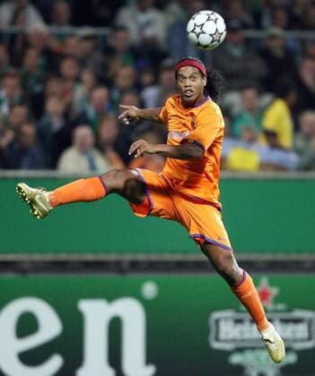 Ronaldinho (FC Barcelona) fixiert den Ball Fußball EC 1 Herren Champions League 2006 2007, FC Barcelona, Barca Einzelbild Bremen Dynamik, Fußball EC 1 Herren Champions League 2006 2007, FC Barcelona, Barca Einzelbild Bremen Dynamik,