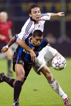 Ivan Cordoba (Inter, li.) gegen Mark van Bommel (Bayern) Fußball EC 1 Herren Champions League 2006 2007, FC Internazionale Mailand - FC Bayern München 0:2 Gruppe Mailand Dynamik, Kampf, Fußball EC 1 Herren Champions League 2006 2007, FC Internazionale Mailand - FC Bayern München 0:2 Gruppe Mailand Dynamik, Kampf,