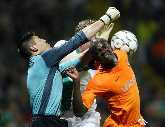Lilian Thuram und Torwart Victor Valdes (beide FC Barcelona) retten vor Per Mertesacker (Bremen, verdeckt) Fußball EC 1 Herren Champions League 2006 2007, SV Werder Bremen - FC Barcelona 1:1, Barca Gruppe Bremen Dynamik, Kampf, Fußball EC 1 Herren Champions League 2006 2007, SV Werder Bremen - FC Barcelona 1:1, Barca Gruppe Bremen Dynamik, Kampf,