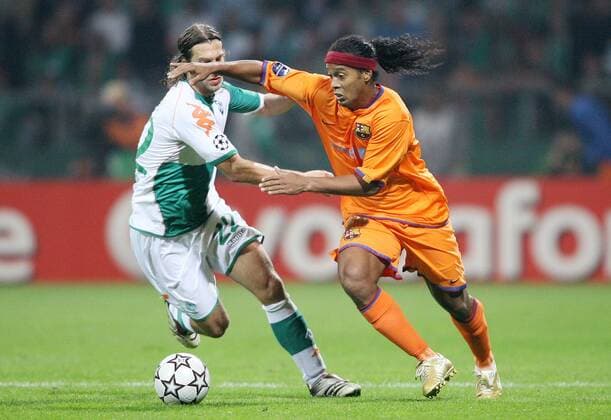 Ronaldinho (FC Barcelona, re.) gegen Torsten Frings (Bremen) Fußball EC 1 Herren Champions League 2006 2007, SV Werder Bremen - FC Barcelona 1:1, Barca Gruppe Bremen Dynamik, Fußball EC 1 Herren Champions League 2006 2007, SV Werder Bremen - FC Barcelona 1:1, Barca Gruppe Bremen Dynamik,