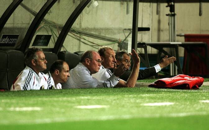 Aufgebrachte Bayern Bank, v.re.: Trainer Felix Magath, Co Trainer Seppo Eichkorn, Manager Uli Hoeneß, Physiotherapeuten Alfred Binder und Wolfgang Gebhardt Fußball EC 1 Herren Champions League 2006 2007, FC Bayern München Totale Rasenperspektive Mailand Spannung, Fußball EC 1 Herren Champions League 2006 2007, FC Bayern München Totale Rasenperspektive Mailand Spannung,