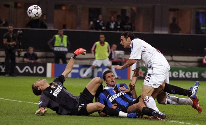 Claudio Pizarro (Bayern, re.) erzielt das 1:0 gegen Torwart Julio Cesar (li.) und Fabio Grosso (beide Inter) Fußball EC 1 Herren Champions League 2006 2007, FC Internazionale Mailand - FC Bayern München 0:2 Gruppe Mailand Dynamik, Fußball EC 1 Herren Champions League 2006 2007, FC Internazionale Mailand - FC Bayern München 0:2 Gruppe Mailand Dynamik,