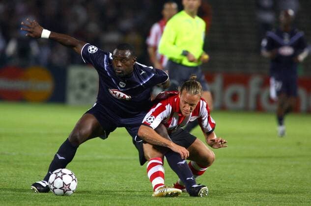 Jean Claude Darcheville (Bordeaux, li.) gegen Mika Väyrynen (Eindhoven) -  (pan16444) Fußball EC 1 Herren Champions League 2006 2007, Girondins de Bordeaux - PSV Eindhoven 0:1 Gruppe Bordeaux Dynamik, Kampf, Fußball EC 1 Herren Champions League 2006 2007, Girondins de Bordeaux - PSV Eindhoven 0:1 Gruppe Bordeaux Dynamik, Kampf,  