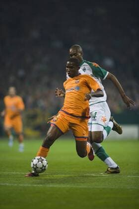 Samuel Etoo (FC Barcelona, vorn) verfolgt von Naldo (Bremen) Fußball EC 1 Herren Champions League 2006 2007, SV Werder Bremen - FC Barcelona 1:1, Barca Gruppe Bremen Dynamik, Fußball EC 1 Herren Champions League 2006 2007, SV Werder Bremen - FC Barcelona 1:1, Barca Gruppe Bremen Dynamik,