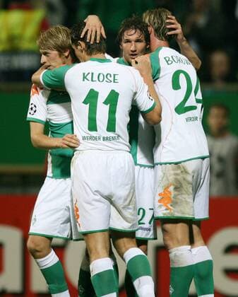 Torjubel Bremen, v.li.: Aaron Hunt, Miroslav Klose, Christian Schulz und Tim Borowski Fußball EC 1 Herren Champions League 2006 2007, SV Werder Bremen Gruppe Bremen Freude Fußball EC 1 Herren Champions League 2006 2007, SV Werder Bremen Gruppe Bremen Freude