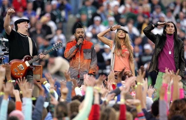 Auftritt der Black Eyed Peas in der Halbzeitshow des Super Bowls 2005 v.re.: Rapper Taboo, Sängerin Stacy Ferguson und Rapper Apl de Ap (alle USA) -  (sbp2005020620) American Football Herren Super Bowl XXXIX, 39. Superbowl, Finale, Endspiel, Halbzeitshow, Halftime Show Showprogramm Halbzeit Gruppe Jacksonville American Football Herren Super Bowl XXXIX, 39. Superbowl, Finale, Endspiel, Halbzeitshow, Halftime Show Showprogramm Halbzeit Gruppe Jacksonville