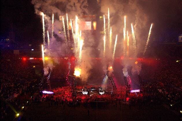 In der Halbzeit des Super Bowls 2005 wird das ALLTEL Stadium in Jacksonville von einem spektakulärem Feuerwerk erleuchtet -  (sbp2005020126) American Football Herren Super Bowl XXXIX, 39. Superbowl, Finale, Endspiel, Halbzeitshow, Halftime Show Showprogramm Halbzeit Totale ALLTELStadium, Stimmung, Atmosphäre Jacksonville American Football Herren Super Bowl XXXIX, 39. Superbowl, Finale, Endspiel, Halbzeitshow, Halftime Show Showprogramm Halbzeit Totale ALLTELStadium, Stimmung, Atmosphäre Jacksonville