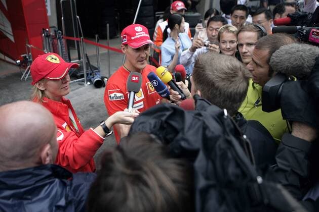 Michael Schumacher (Ferrari, Mitte) im Interview mit Pressevertretern, daneben seine Pressesprecherin Sabine Kehm (li., beide Deutschland) Motorsport Grand Prix Herren Großer Preis von China 2006, Formel 1 Weltmeisterschaft, F1, F, GP, WM, Qualifying Gruppe Shanghai Motorsport Grand Prix Herren Großer Preis von China 2006, Formel 1 Weltmeisterschaft, F1, F, GP, WM, Qualifying Gruppe Shanghai