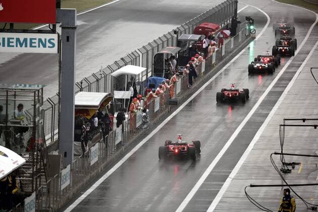 Die Fahrer verlassen die regennasse Boxengasse Motorsport Grand Prix Herren Großer Preis von China 2006, Formel 1 Weltmeisterschaft, F1, F, GP, WM, Qualifying Totale Shanghai Motorsport Grand Prix Herren Großer Preis von China 2006, Formel 1 Weltmeisterschaft, F1, F, GP, WM, Qualifying Totale Shanghai