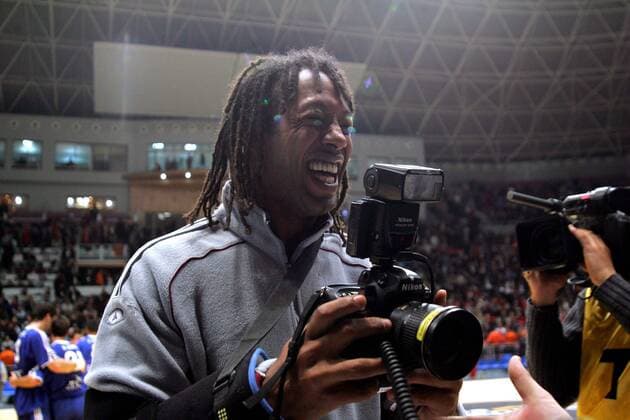 Jackson Richardson (Frankreich) versucht sich als Fotograf -  (pan8206) Handball WM Herren Weltmeisterschaft 2005, Länderspiel, Nationalteam Einzelbild Rades Handball WM Herren Weltmeisterschaft 2005, Länderspiel, Nationalteam Einzelbild Rades  