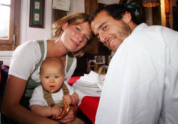 Mehmet Scholl (Bayern) mit Freundin Jessica Luther und Tochter Polli auf dem Münchner Oktoberfest Fußball 1. BL Herren Saison 2006 2007, FC Bayern München, Outfit, Kleidung, Wiesn, Wiesen, Tracht, Trachten, Landestracht Gruppe München Fußball 1. BL Herren Saison 2006 2007, FC Bayern München, Outfit, Kleidung, Wiesn, Wiesen, Tracht, Trachten, Landestracht Gruppe München