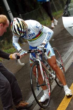 Paolo Bettini (Italien Quick Step Innergetic) hat Probleme mit seinem Fahrrad-  Radsport Herren Züri - Metzgete 2006, ProTour, Straßenradsport, Straße, Rad Einzelbild Zürich Radsport Herren Züri - Metzgete 2006, ProTour, Straßenradsport, Straße, Rad Einzelbild Zürich