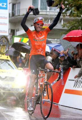 Samuel Sanchez Gonzalez (Spanien Euskaltel Euskadi) gewinnt das Straßenrennen Züri - Metzgete 2006 Radsport Herren Züri - Metzgete 2006, ProTour, Straßenradsport, Straße, Rad, Hand aufs Herz Einzelbild Scheinwerfer, Scheinwerferlicht, schlecht, Licht Zürich, schlechte, Wetter, Witterung, schlechtes Begeisterung, Freude, Radsport Herren Züri - Metzgete 2006, ProTour, Straßenradsport, Straße, Rad, Hand aufs Herz Einzelbild Scheinwerfer, Scheinwerferlicht, schlecht, Licht Zürich, schlechte, Wetter, Witterung, schlechtes Begeisterung, Freude,