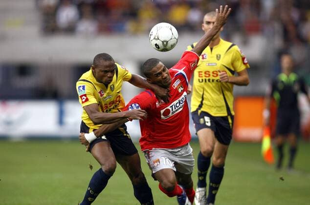 Florent Malouda (Lyon, re.) gegen Rabiu Afolabi (Sochaux) -  (pan16491) Fußball Herren Ligue 1 2006 2007, 1. Französische Liga, FC Sochaux - Olympique Lyonnais 0:1, OL Gruppe Montbeliard Dynamik, Fußball Herren Ligue 1 2006 2007, 1. Französische Liga, FC Sochaux - Olympique Lyonnais 0:1, OL Gruppe Montbeliard Dynamik,  