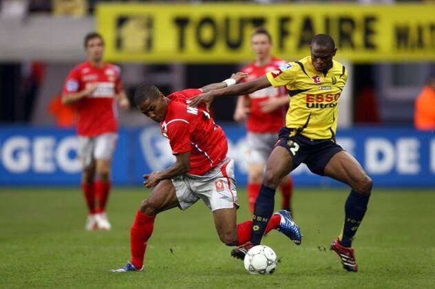 Florent Malouda (Lyon, li.) gegen Rabiu Afolabi (Sochaux) -  (pan16491) Fußball Herren Ligue 1 2006 2007, 1. Französische Liga, FC Sochaux - Olympique Lyonnais 0:1, OL Gruppe Montbeliard Dynamik, Fußball Herren Ligue 1 2006 2007, 1. Französische Liga, FC Sochaux - Olympique Lyonnais 0:1, OL Gruppe Montbeliard Dynamik,  