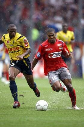 Florent Malouda (Lyon, re.) gegen Rabiu Afolabi (Sochaux) -  (pan16491) Fußball Herren Ligue 1 2006 2007, 1. Französische Liga, FC Sochaux - Olympique Lyonnais 0:1, OL Gruppe Montbeliard Dynamik, Fußball Herren Ligue 1 2006 2007, 1. Französische Liga, FC Sochaux - Olympique Lyonnais 0:1, OL Gruppe Montbeliard Dynamik,  