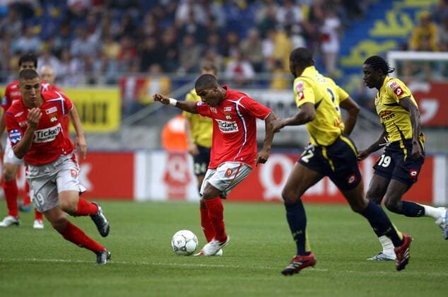 Florent Malouda (2.v.li.) schickt Karim Benzema (li., beide Lyon) bevor Badara Sene (Sochaux, re.) eingreifen kann -  (pan16491) Fußball Herren Ligue 1 2006 2007, 1. Französische Liga, FC Sochaux - Olympique Lyonnais 0:1, OL Gruppe Montbeliard Dynamik, Fußball Herren Ligue 1 2006 2007, 1. Französische Liga, FC Sochaux - Olympique Lyonnais 0:1, OL Gruppe Montbeliard Dynamik,  