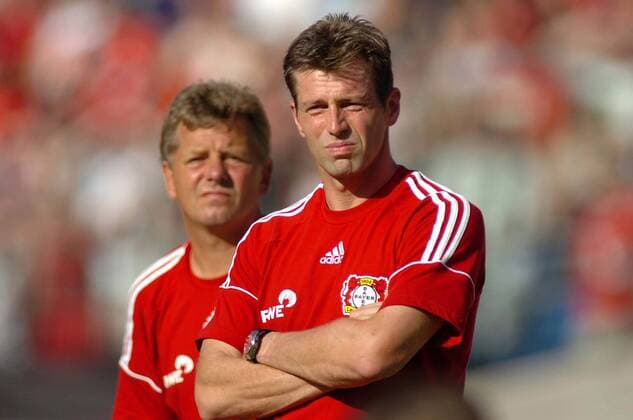 Trainer Michael Skibbe (vorn) und Co Trainer Peter Hermann (beide Leverkusen) sehen skeptisch drein Fußball 1. BL Herren Saison 2006 2007, Bayer 04 Leverkusen Gruppe Hannover Skepsis Fußball 1. BL Herren Saison 2006 2007, Bayer 04 Leverkusen Gruppe Hannover Skepsis