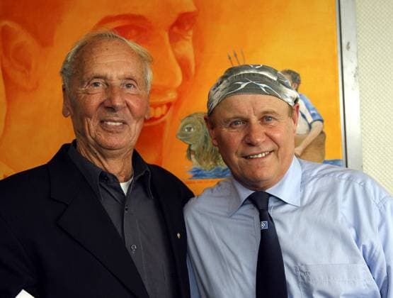 HSV Legende Gert Dörfel (re.), der anlässlich der Vorstellung seiner Biographie FREIBEUTER DES FUSSBALLFELDES ein Piratentuch angezogen hat, und sein ehemaliger Trainer Martin Wilke (beide Deutschland) Fußball Herren Buchvorstellung 2006, Buchpräsentation, Vorstellung, Präsentation, Pressetermin Gruppe Hamburg Freude, Fußball Herren Buchvorstellung 2006, Buchpräsentation, Vorstellung, Präsentation, Pressetermin Gruppe Hamburg Freude,