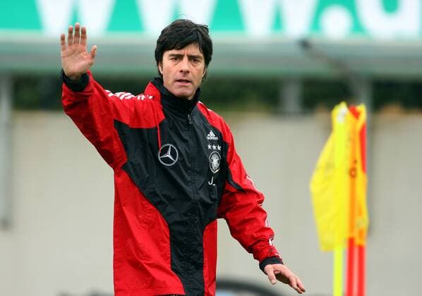 Bundestrainer Joachim Löw (Deutschland) gibt Anweisungen Fußball Herren Nationalteam 2006, Training Einzelbild Berlin Fußball Herren Nationalteam 2006, Training Einzelbild Berlin