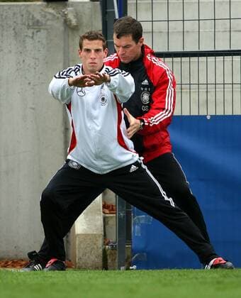 Jan Schlaudraff dehnt sich mit Fitnesstrainer Oliver Schmidtlein (beide Deutschland) Fußball Herren Nationalteam 2006, Training Gruppe Berlin Fußball Herren Nationalteam 2006, Training Gruppe Berlin