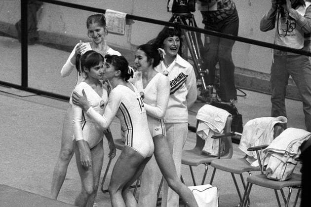 Nadia Comaneci (Rumänien, li.) nimmt von ihren Teamkolleginnen die Glückwünsche für ihren Olympiasieg am Stufenbarren entgegen Turnen OS Sommer Damen Olympische Spiele 1976, Sommerspiele, Geräteturnen, Kunstturnen Gruppe Montreal Freude, Turnen OS Sommer Damen Olympische Spiele 1976, Sommerspiele, Geräteturnen, Kunstturnen Gruppe Montreal Freude,