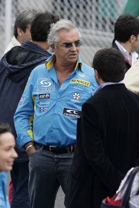Teamchef Flavio Briatore (Italien Renault) im Gespräch Motorsport Grand Prix Herren Großer Preis von Japan 2006, Formel 1 Weltmeisterschaft, F1, F, GP, WM, Freies Training Gruppe Suzuka Motorsport Grand Prix Herren Großer Preis von Japan 2006, Formel 1 Weltmeisterschaft, F1, F, GP, WM, Freies Training Gruppe Suzuka