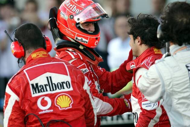 Michael Schumacher (Deutschland, Mitte) gratuliert seinem Teamkollegen Felipe Massa (Brasilien beide Ferrari) zur Pole Position Motorsport Grand Prix Herren Großer Preis von Japan 2006, Formel 1 Weltmeisterschaft, F1, F, GP, WM, Qualifying Gruppe Suzuka Motorsport Grand Prix Herren Großer Preis von Japan 2006, Formel 1 Weltmeisterschaft, F1, F, GP, WM, Qualifying Gruppe Suzuka