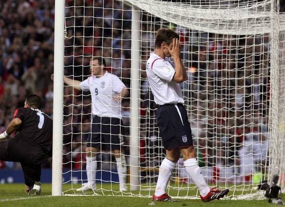Gary Neville (England) verzweifelt -  Fußball Länderspiel Herren EM Qualifikation 2006, Nationalteam, England Einzelbild Manchester Enttäuschung, Verzweiflung, Fußball Länderspiel Herren EM Qualifikation 2006, Nationalteam, England Einzelbild Manchester Enttäuschung, Verzweiflung,