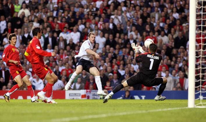 Wayne Rooney (England, 2.v.li..) zieht gegen Torwart Jane Nikoloski (Mazedonien) ab -  Fußball Länderspiel Herren EM Qualifikation 2006, Nationalteam, England - Mazedonien 0:0 Gruppe Manchester Abwehr, Fußball Länderspiel Herren EM Qualifikation 2006, Nationalteam, England - Mazedonien 0:0 Gruppe Manchester Abwehr,