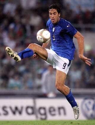 Luca Toni (Italien) am Ball -  Fußball Länderspiel Herren EM Qualifikation 2006, Nationalmannschaft, Nationaltrikot Einzelbild Rom Dynamik, Höhe, Fußball Länderspiel Herren EM Qualifikation 2006, Nationalmannschaft, Nationaltrikot Einzelbild Rom Dynamik, Höhe,