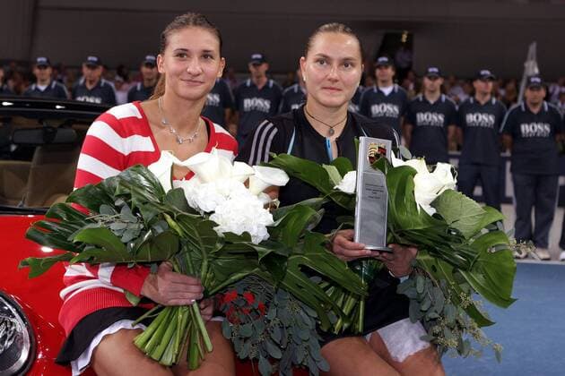 Siegerin Nadia Petrova (Rußland, re.) und Tatiana Golovin (Frankreich) nach dem Finale des Porsche Grand Prix 2006 Tennis Damen Porsche Grand Prix 2006, WTA Tour, Endspiel, Finale, Hartplatz, Hardcourt, Hartplatztennis Gruppe Hartplatzturnier Stuttgart Freude, Tennis Damen Porsche Grand Prix 2006, WTA Tour, Endspiel, Finale, Hartplatz, Hardcourt, Hartplatztennis Gruppe Hartplatzturnier Stuttgart Freude,