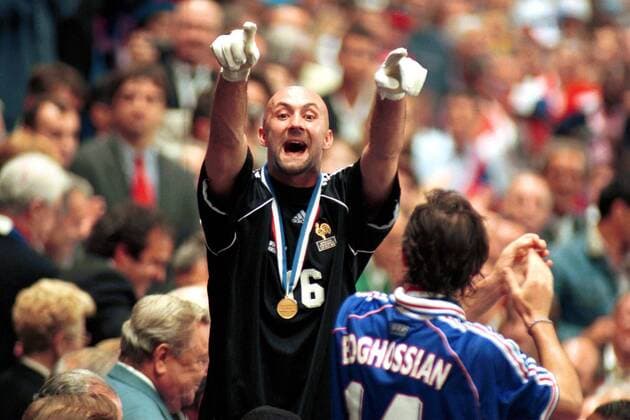 Weltmeister Frankreich - Torwart Fabien Barthez jubelt jemandem zu, daneben Alain Boghossian -  (pan915) Fußball Länderspiel Herren WM 1998, Nationalmannschaft, Nationaltrikot, Finale, Endspiel Gruppe Paris, St. Denis, Saint Freude, Begeisterung, Fußball Länderspiel Herren WM 1998, Nationalmannschaft, Nationaltrikot, Finale, Endspiel Gruppe Paris, St. Denis, Saint Freude, Begeisterung,  