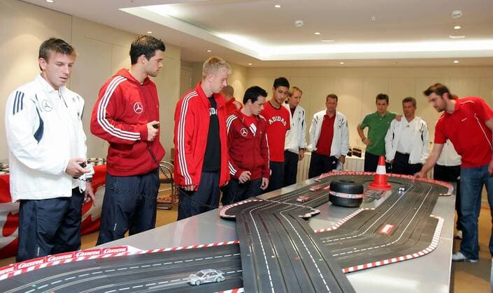 V.li.: Bernd Schneider, Michael Ballack, Mike Hanke, Piotr Trochowski und Malik Fathi (alle Deutschland) vergnügen sich an einer Carrera Bahn Fußball Herren Nationalteam 2006, Freizeit, Vdig Totale Berlin Fußball Herren Nationalteam 2006, Freizeit, Vdig Totale Berlin