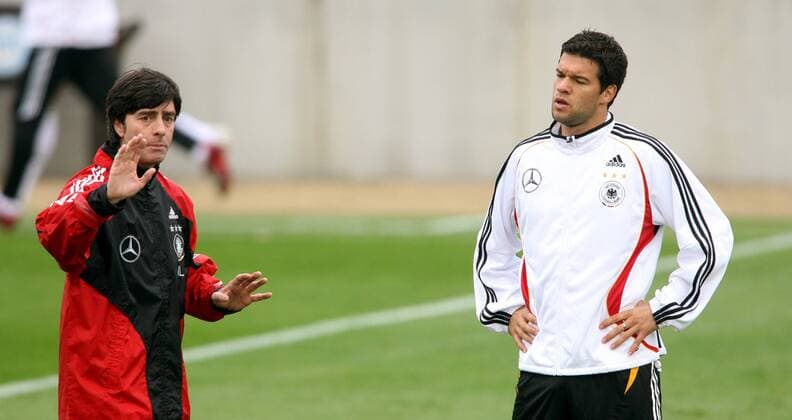 Michael Ballack hört aufmerksam Bundestrainer Joachim Löw (Deutschland) zu Fußball Herren Nationalteam 2006, Training Gruppe Berlin Konzentration, Fußball Herren Nationalteam 2006, Training Gruppe Berlin Konzentration,